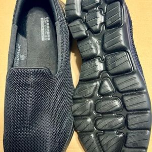 Sketcher GO WALK 5. Like New women
Size 8.5 Wide Joy - Sensational Day Goga Mat